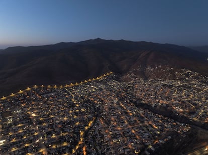 La frontera iluminada separa Tijuana de las montañas del sur de San Diego, México.