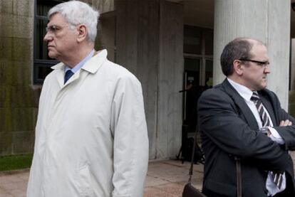 Los directores generales Jaime Bouzada (izquierda) y Andrés Hermida, a las puertas del juzgado