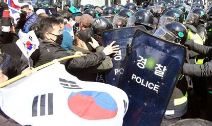 Enfrentamientos entre manifestantes y policía ante la sede del Tribunal Constitucional en Seúl.