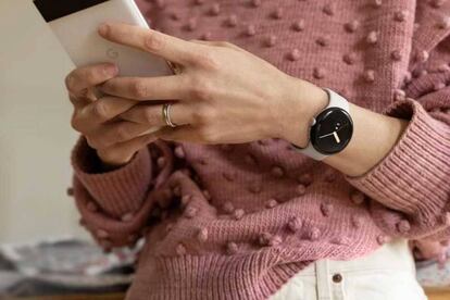 Chica con un Google Pixel Watch