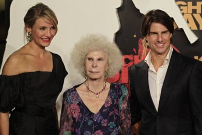 Cameron Diaz, la duquesa de Alba y Tom Cruise posan en el teatro Lope de Vega de Sevilla durante el estreno de 'Noche y Día'.