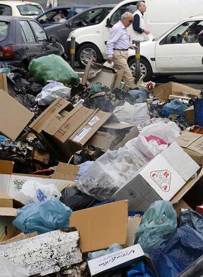 Una calle de Nápoles llena de basura el mes pasado.