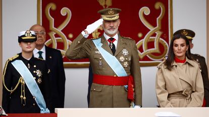 El rey Felipe VI y la reina Letizia, acompañados por la princesa de Asturias, Leonor de Borbón, presiden este sábado el tradicional desfile.