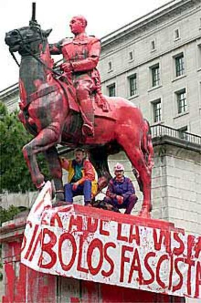 Estatua de Franco en la plaza de San Juan de la Cruz.