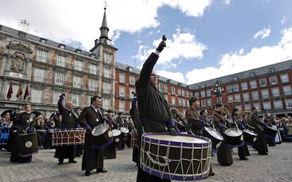 Tamborrada de la Cofradía de la Coronación de Espinas, de Zaragoza, en la plaza Mayor de Madrid, en 2009. 