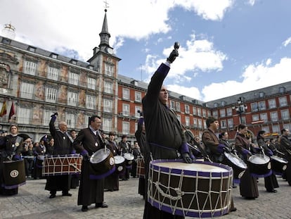Tamborrada de la Cofradía de la Coronación de Espinas, de Zaragoza, en la plaza Mayor de Madrid, en 2009. 