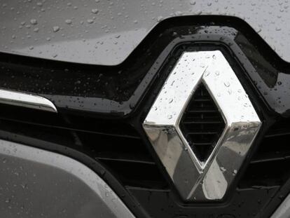 Gotas de lluvia sobre el logotipo de un coche Renault.