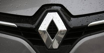 Gotas de lluvia sobre el logotipo de un coche Renault.