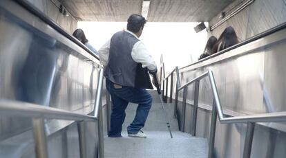 Un usuario del metro desciende por las escaleras de la estaci&oacute;n de Pr&iacute;ncipe P&iacute;o.