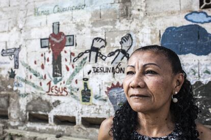 Doris Barrento posa ante el mural que los pandilleros realizaron cuando la firma del acuerdo de convivencia. “Eran unos 12 muchachos de una banda y otros tantos más de la otra. Ese primer encuentro estuvo lleno de tensión por la amplia historia de enfrentamiento y pérdidas sufridas en las familias de ambos sectores. En mi papel de mediadora tenía miedo de que ocurriera algo fuera de lo normal. Al final se disipó. Todas las mujeres se dieron cuenta de que padecían los mismos sufrimientos por las vidas de sus hijos. Y todas juntas conseguimos sacar adelante un acuerdo de convivencia”, comenta Doris.