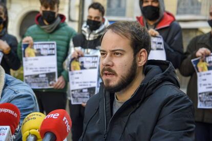 Pablo Hásel en Lleida tras conocer la orden de la Audiencia Nacional para que ingrese en prisión.