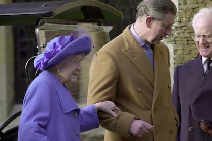 Carlos ha lucido durante años el abrigo camel en la tradicional misa del día de Navidad en la finca de Sandringham. Una de las citas imprescindibles de los miembros de la familia real y la asistencia o no de algunos de sus protagonistas sirve como termómetro del ambiente que reina en los Windsor. En la ceremonia del año 2000 le vimos acompañando a su difunta abuela, la reina madre.