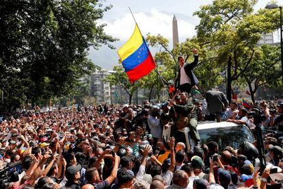 Juan Guaidó habla a sus seguidores en las calles de Caracas.