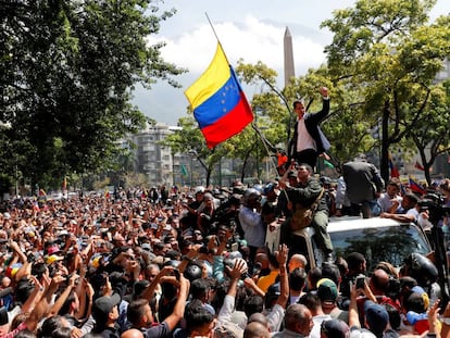 Juan Guaidó habla a sus seguidores en las calles de Caracas.