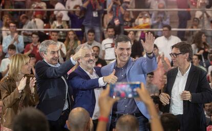 Desde la izquierda, Lluïsa Moret, José Luis Rodríguez Zapatero, Jaume Collboni, Pedro Sánchez y Salvador Illa, durante el cierre de campaña en Barcelona.