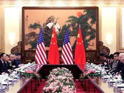 Joe Biden y Xi Jinping presiden un encuentro entre una delegaci&oacute;n china y otra de EEUU en Pek&iacute;n. 