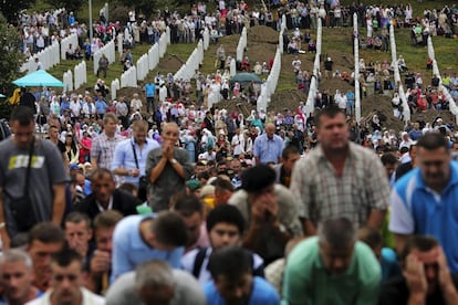 Familiares de las víctimas de la masacre de Srebrenica asisten a una ceremonia en el centro conmemorativo de Potocari, 11 de julio de 2013. Bosnia conmemora el 18 aniversario de la matanza de Srebrenica con el entierro de otras 409 víctimas del crimen cometido por las tropas serbobosnias cuando asaltaron la ciudad el 11 de julio de 1995 y asesinaron a cerca de 8.000 varones musulmanes, pocos meses antes del fin de la guerra (1992-1995).