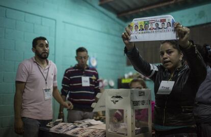 Funcionária mostra uma cédula eleitoral durante a eleição em Honduras.