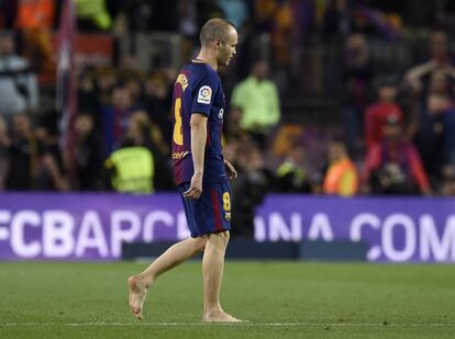 El jugador del Barcelona Iniesta camino del vestuario al termino del encuentro. 