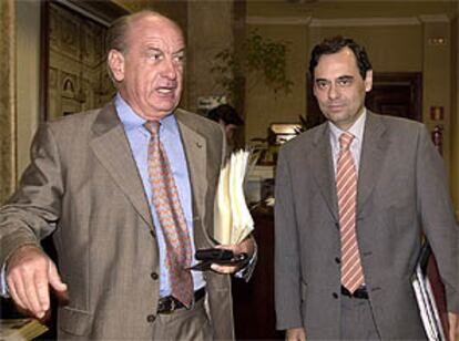 Jaime Caruana, junto a Luis Mardones, a su entrada al Congreso de lo Diputados para declarar en la comisión sobre Gescartera.
