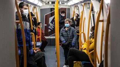 Usuarios protegidos con mascarillas en el interior de un vagón del metro de Madrid, en abril.