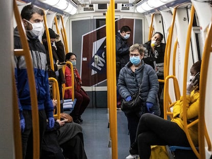 Usuarios protegidos con mascarillas en el interior de un vagón del metro de Madrid, en abril.