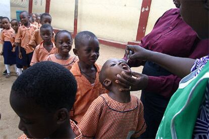 Niños nigerianos reciben en febrero de 2004 la vacuna contra la polio en la escuela de Leeland.