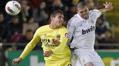 Pepe disputa un balón a Marco Ruben, del Villarreal.