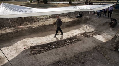 Trabajos de exhumación de una fosa común en Cobertelada, Soria.