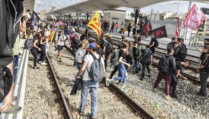 Manifestantes ocupando las vías del tren en Girona.