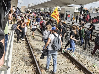 Manifestantes ocupando las vías del tren en Girona.