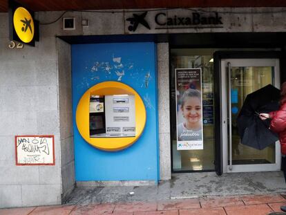 Entrada a una oficina de CaixaBank en Madrid.