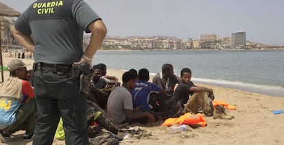 Un grupo de inmigrantes, llegados en patera a una playa de Melilla, el pasado viernes.