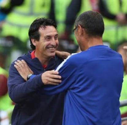 Unai Emery saluda a Maurizio Sarri, entrenador del Chelsea, durante un partido de pretemporada.