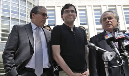 Martin Shkreli junto con sus abogados durante la rueda de prensa de este s&aacute;bado posterior al veredicto del tribunal. 