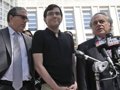 Martin Shkreli junto con sus abogados durante la rueda de prensa de este s&aacute;bado posterior al veredicto del tribunal. 