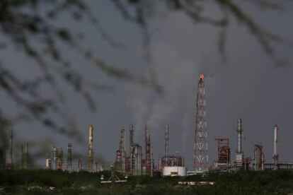 Vista general de la refinería Pemex en Monterrey, México.