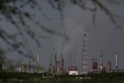 Vista general de la refiner&iacute;a Pemex en Monterrey, M&eacute;xico.