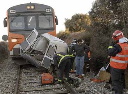 Estado en que quedó la furgoneta arrollada ayer por un tren cerca de Jaca