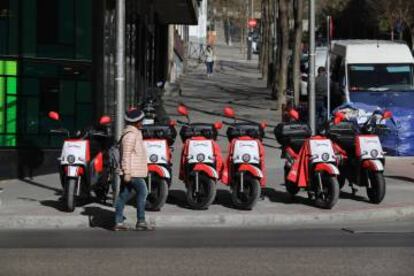 Motos eléctricas de uso compartido en el centro de Madrid.