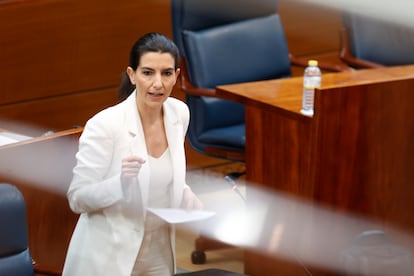 La portavoz de Vox, Rocío Monasterio, interviene en un pleno de la Asamblea de Madrid en marzo de 2023.