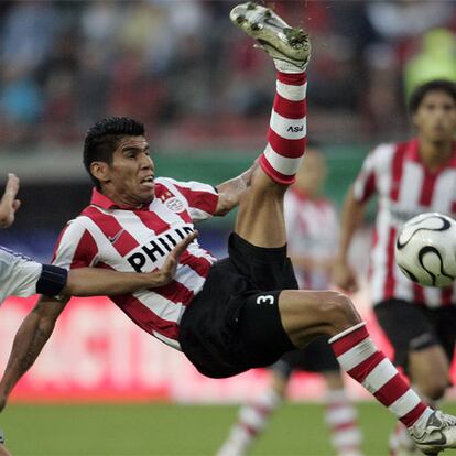 Salcido despeja el balón en un partido con el PSV Eindhoven.