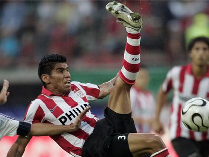 Salcido despeja el balón en un partido con el PSV Eindhoven.