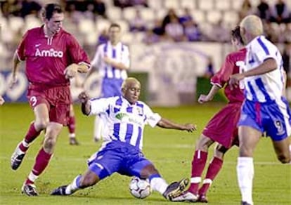 El jugador del Málaga Romero intenta cortar un avance de sus rivales.