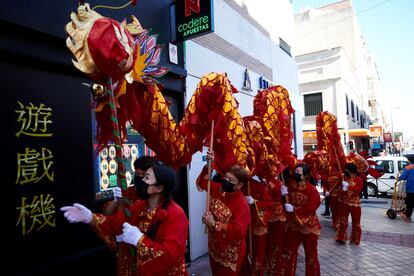 Ambiente en el barrio de Usera con motivo de la celebración del Año Nuevo Chino este martes.