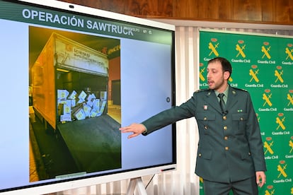 El capitán de la Guardia Civil Enrique Peláez explica este miércoles en Palencia el 'modus operandi' del grupo criminal que se dedicaba al robo de camiones y su mercancía y que estaba formado por 19 personas.