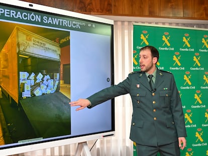 El capitán de la Guardia Civil Enrique Peláez explica este miércoles en Palencia el 'modus operandi' del grupo criminal que se dedicaba al robo de camiones y su mercancía y que estaba formado por 19 personas.