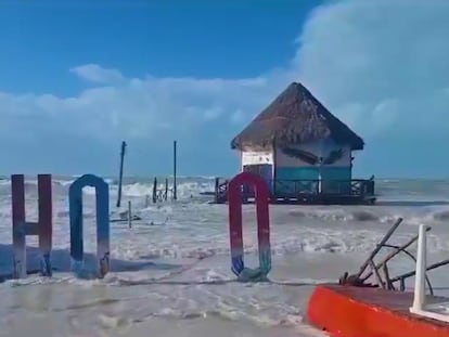 La playa de la isla de Holbox se ha inundado tras el desbordamiento de la laguna que la separa de la Península de Yucatán.