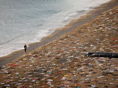 La ONG española Open Arms transformó la playa de Sant Sebastià, en Barcelona, en el escenario de un naufragio, el 11 de diciembre.