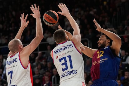 Parker, presionado por Davidovac y Giedraitis durante el duelo en el Palau